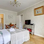 Eiffel Tower - 1Br With Balcony - Cityapartmentstay