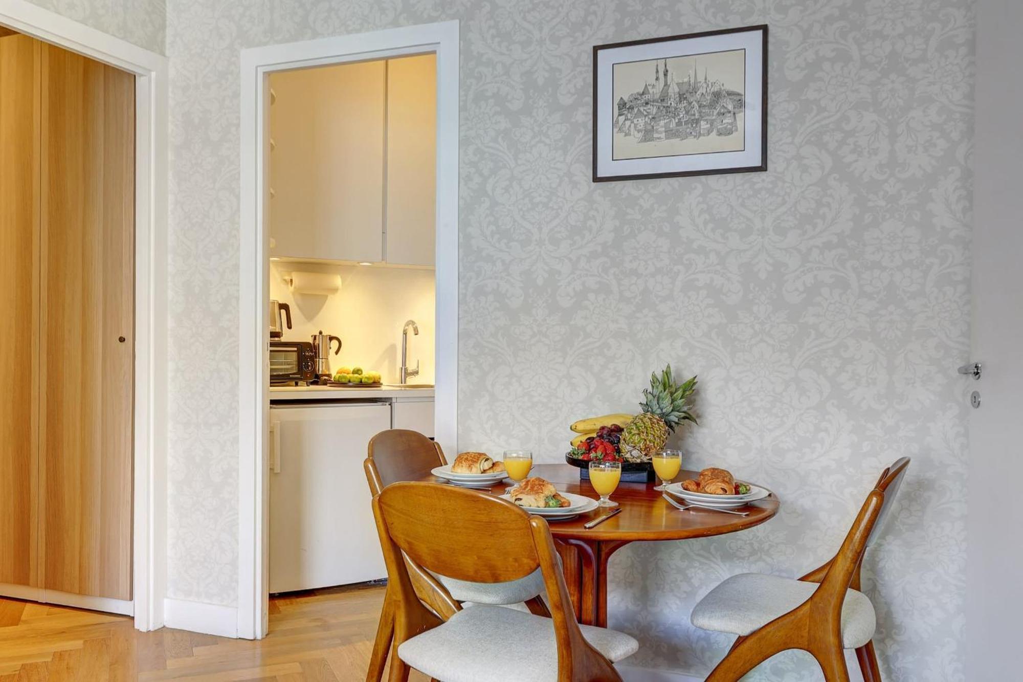 Eiffel Tower - 1br With Balcony - Cityapartmentstay Apartment *